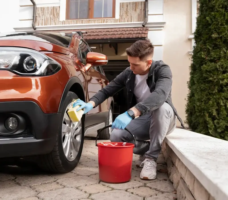 Lavage auto à domicile Lavergne : professionnel intervenant sur un véhicule